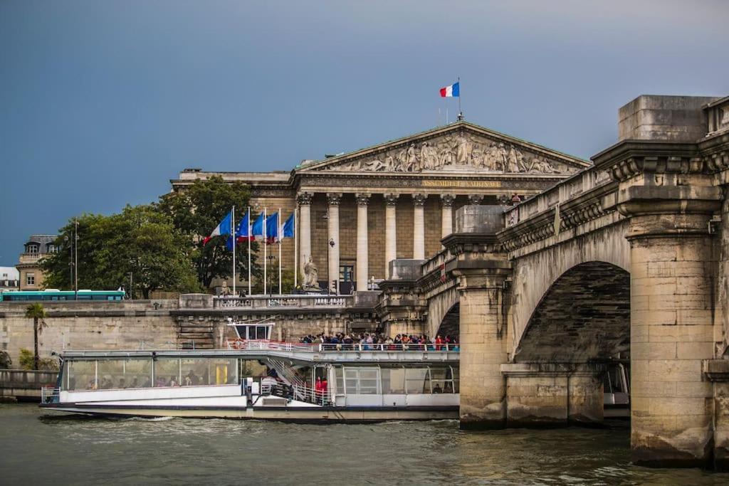 Classic Riverboat In The Center Of Paryż Zewnętrze zdjęcie